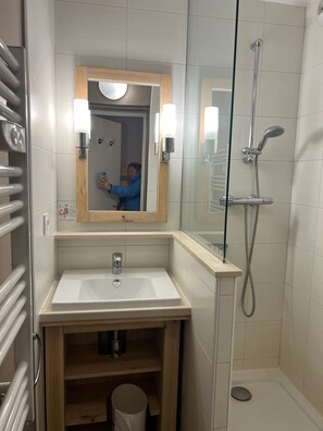 Dusche, Haartrockner, Handtücher, Toilettenpapier