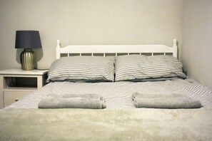 Tabla de planchar con plancha, wifi y ropa de cama 
