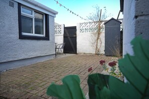 Property grounds - Comfortable 4-Bedroom House in Merthyr Tydfil | Ideal for Work & Leisure (Dowlais)