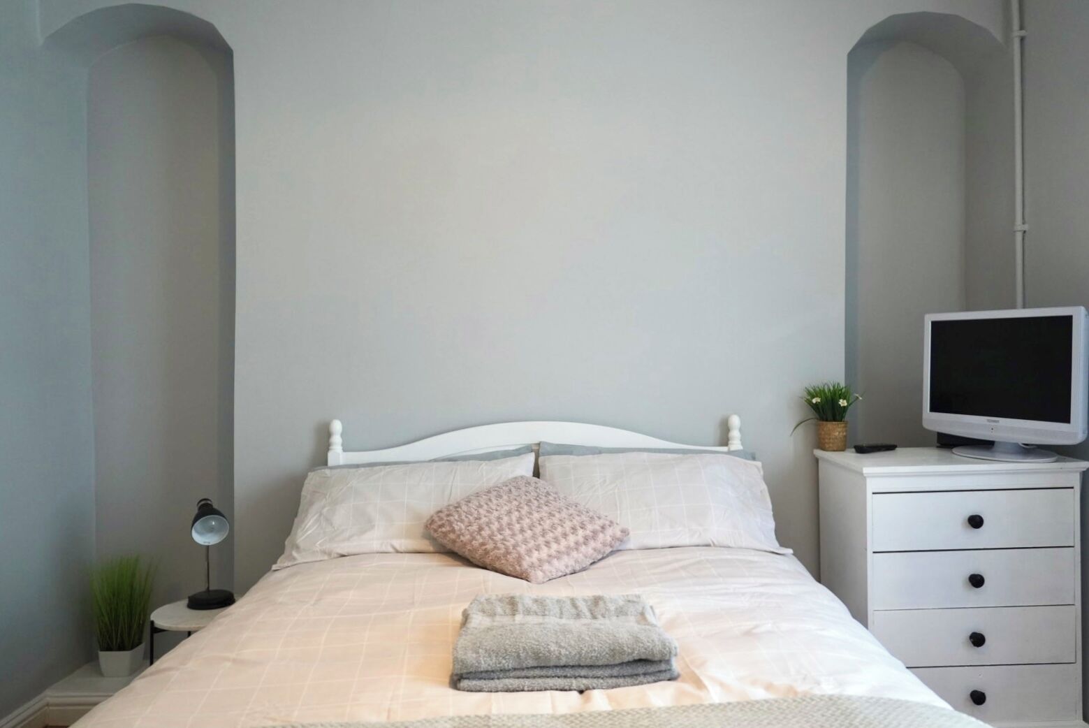 Iron/ironing board, WiFi, bed sheets