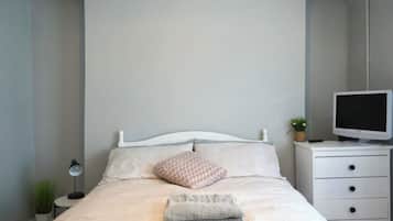 Een strijkplank/strijkijzer, wifi, beddengoed