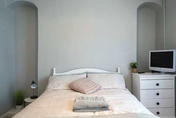 Tabla de planchar con plancha, wifi y ropa de cama 