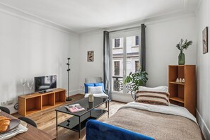 Apartamento City, 1 cama doble con sofá cama, no fumadores, vistas a la ciudad | Zona de estar | Televisión de pantalla plana de 40 pulgadas con canales por satélite