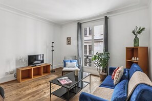 Apartamento urbano, 1 cama de casal e sofá-cama, para não fumantes, vista para a cidade | Área de estar | TV de tela plana 40 polegadas com canais via satélite