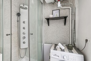 Apartamento urbano, 1 cama de casal e sofá-cama, para não fumantes, vista para a cidade | Banheiro
