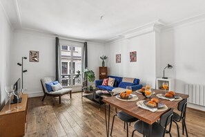Apartamento urbano, 1 cama de casal e sofá-cama, para não fumantes, vista para a cidade | Área de estar | TV de tela plana 40 polegadas com canais via satélite