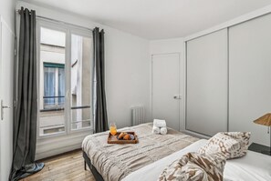 Apartamento City, 1 cama doble con sofá cama, no fumadores, vistas a la ciudad | Tabla de planchar con plancha, cunas (de pago), cuna de viaje