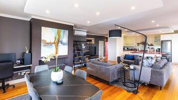 Apartamento | 3 quartos, escrivaninha, acesso à internet de alta velocidade