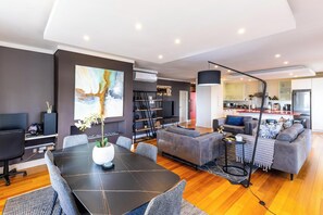 Apartment | 3 bedrooms, desk, Internet - Sea Point View 3bed Apartment Cornerstone Place (Cape Town)