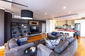 Apartment | 3 bedrooms, desk, Internet - Sea Point View 3bed Apartment Cornerstone Place (Cape Town)