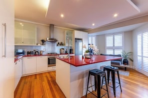 Apartment | 3 bedrooms, desk, Internet - Sea Point View 3bed Apartment Cornerstone Place (Cape Town)