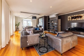 Apartment | 3 bedrooms, desk, Internet - Sea Point View 3bed Apartment Cornerstone Place (Cape Town)