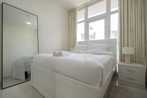 Stayshort - Modern 3 BR Villa in Damac Hills 2 With Garden That Sleeps 6