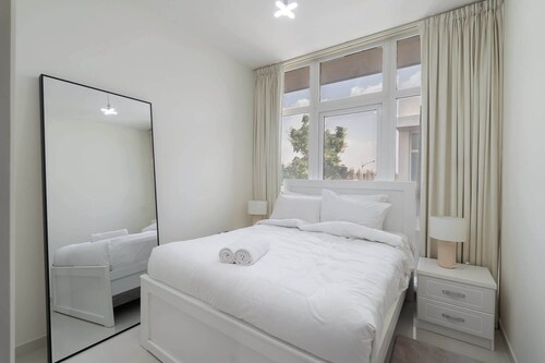 Stayshort - Modern 3 BR Villa in Damac Hills 2 With Garden That Sleeps 6