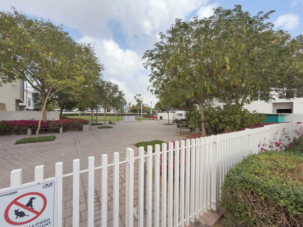 Villa | 3 bedrooms, Internet - Stayshort - Modern 3 BR Villa in Damac Hills 2 With Garden That Sleeps 6 (Dubai)