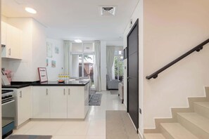 Villa | 3 bedrooms, Internet - Stayshort - Modern 3 BR Villa in Damac Hills 2 With Garden That Sleeps 6 (Dubai)