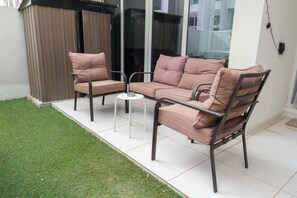 Villa | 3 bedrooms, Internet - Stayshort - Modern 3 BR Villa in Damac Hills 2 With Garden That Sleeps 6 (Dubai)