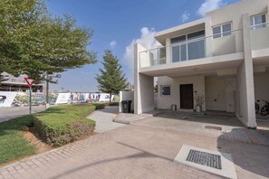 Villa | 3 bedrooms, Internet - Stayshort - Modern 3 BR Villa in Damac Hills 2 With Garden That Sleeps 6 (Dubai)
