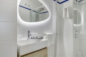Shower, towels - Room 'Hostal Santa Catalina 7' with Shared Terrace, Wi-Fi & Air Conditioning (Conil de la Frontera)