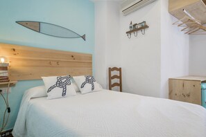 WiFi, bed sheets - Room 'Hostal Santa Catalina 7' with Shared Terrace, Wi-Fi & Air Conditioning (Conil de la Frontera)