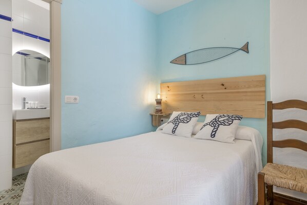 WiFi, bed sheets - Room 'Hostal Santa Catalina 7' with Shared Terrace, Wi-Fi & Air Conditioning (Conil de la Frontera)