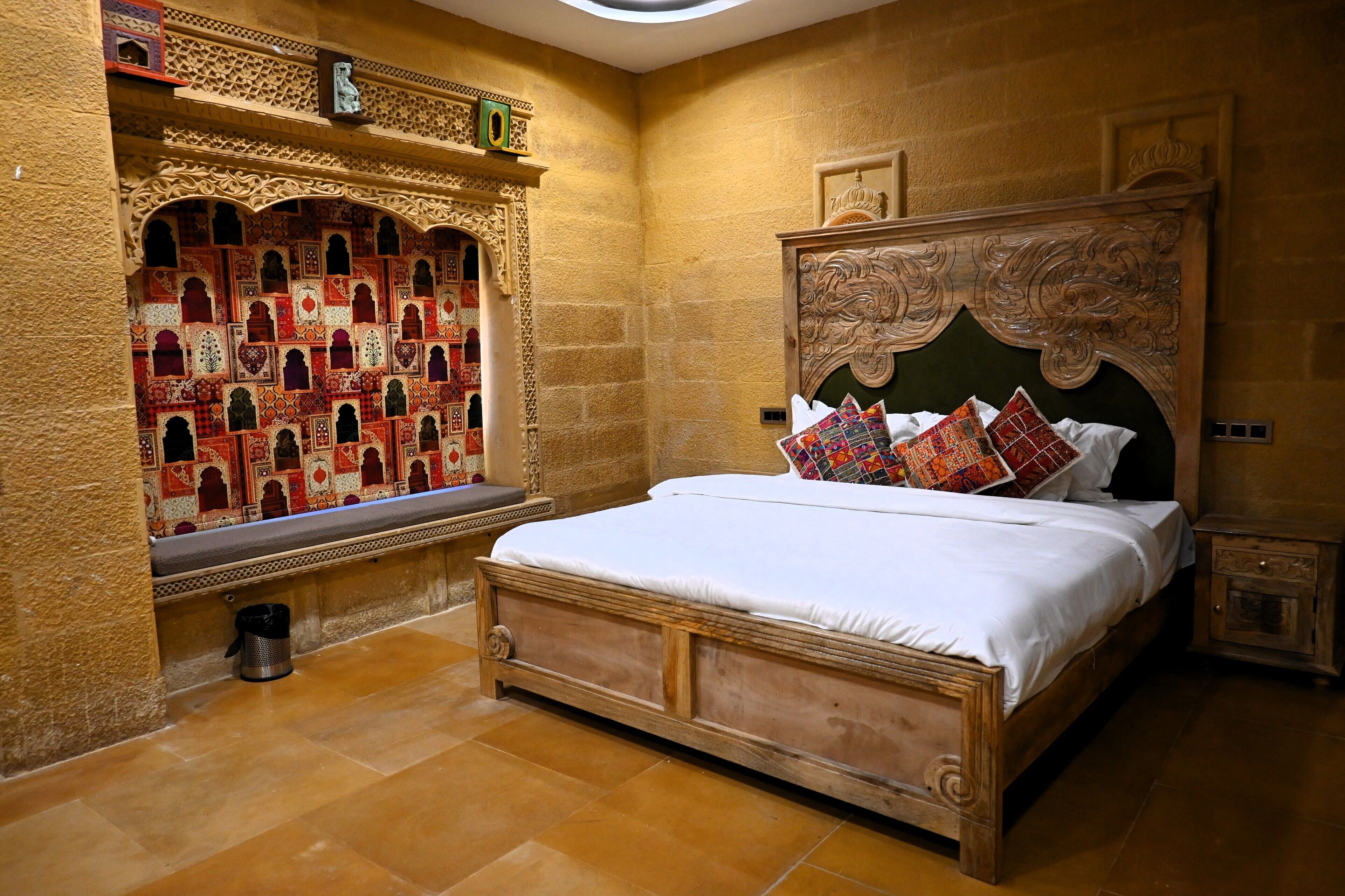 Escritorio, espacio para trabajar con laptop y wifi gratis 