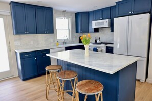 Microwave, stovetop, dishwasher, coffee/tea maker - Walk to Schoolhouse Pond! (Chatham)