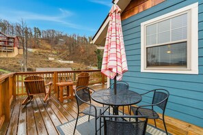 Outdoor dining - Blue Bird Hideaway | By Colonial Properties (Gatlinburg)