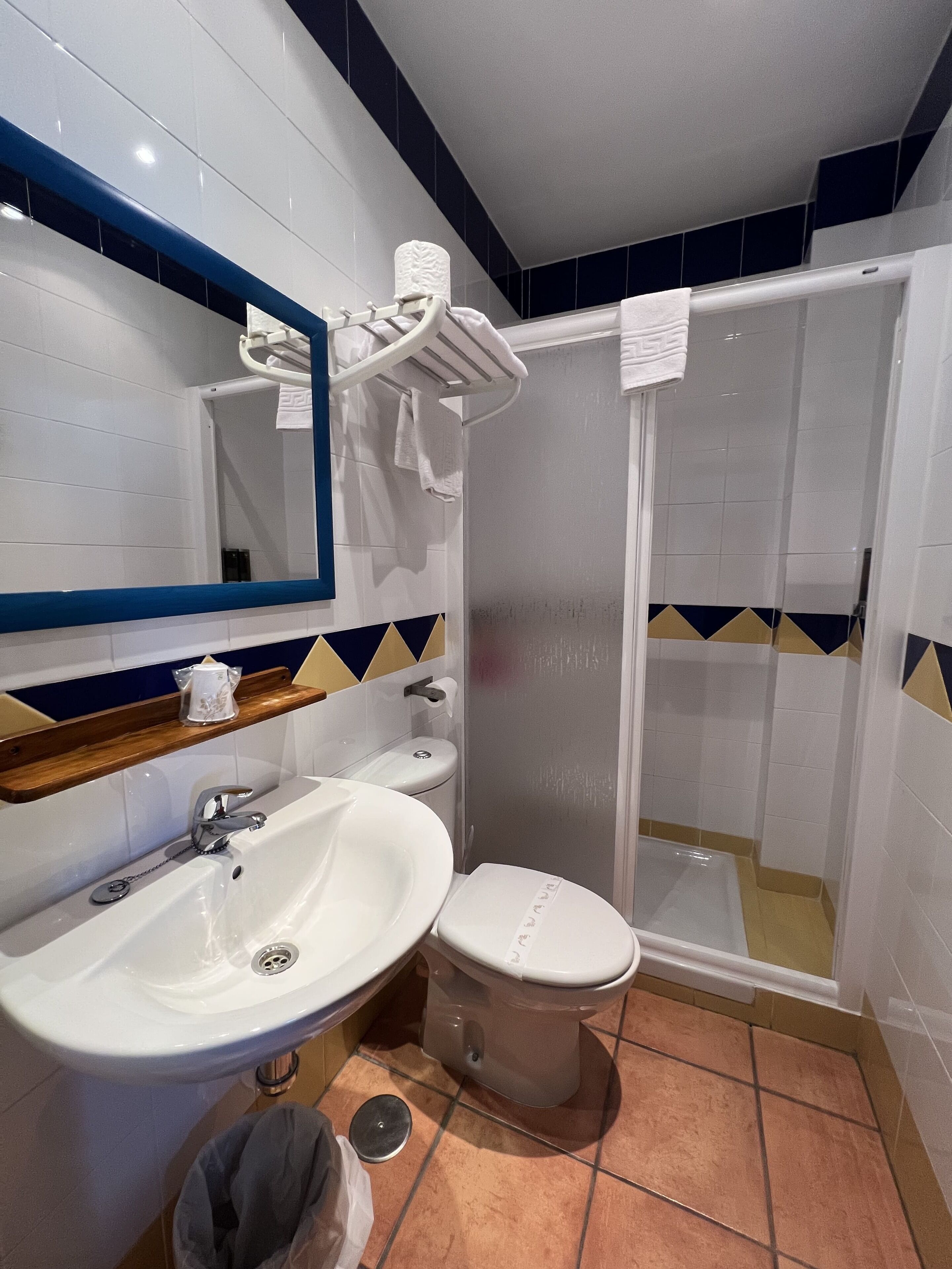 Economy Single Room | Bathroom | Hair dryer, towels, soap, shampoo