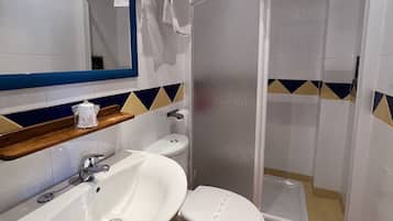 Economy Single Room | Bathroom | Hair dryer, towels, soap, shampoo