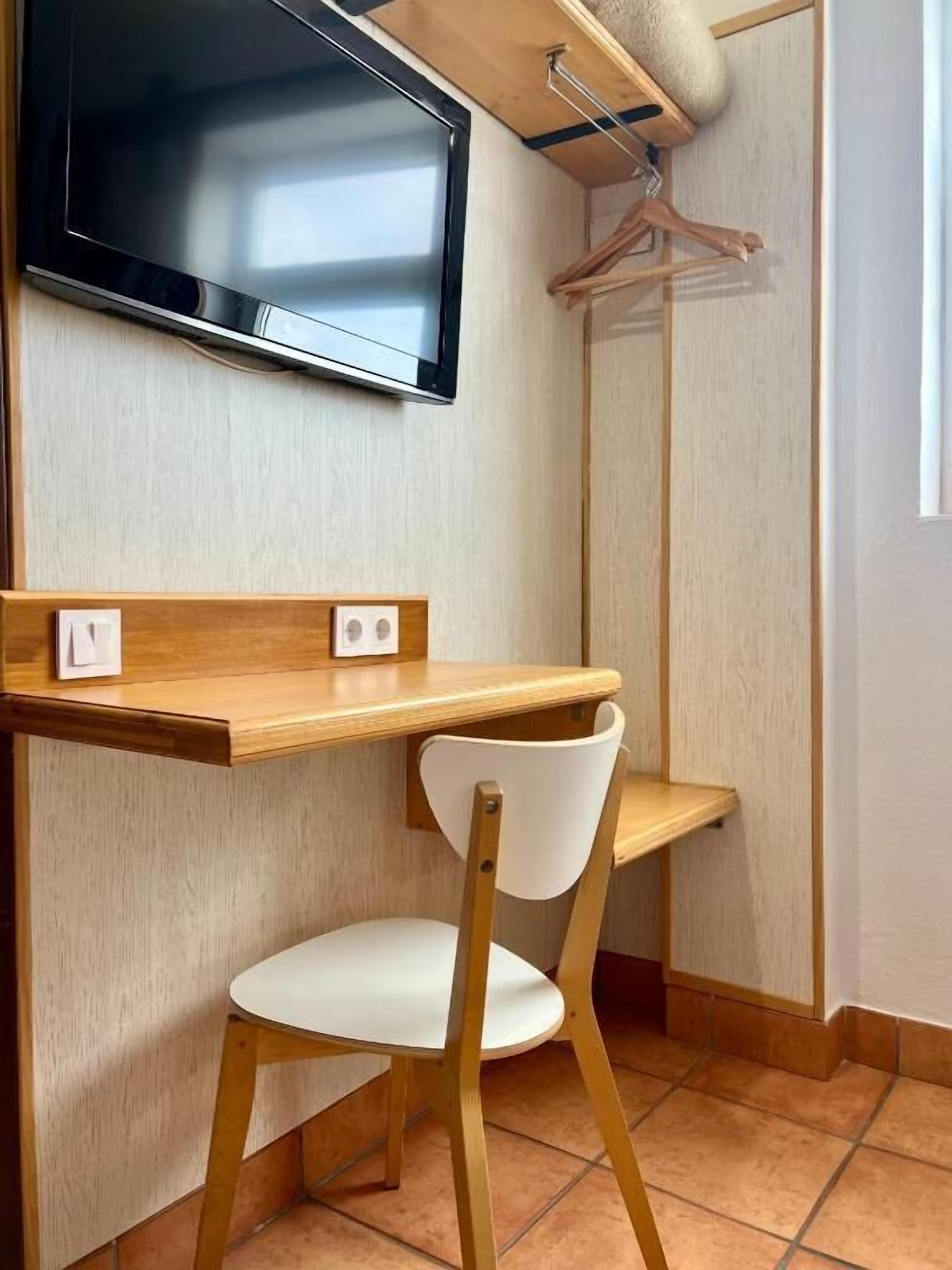 Blackout drapes, soundproofing, free WiFi, bed sheets