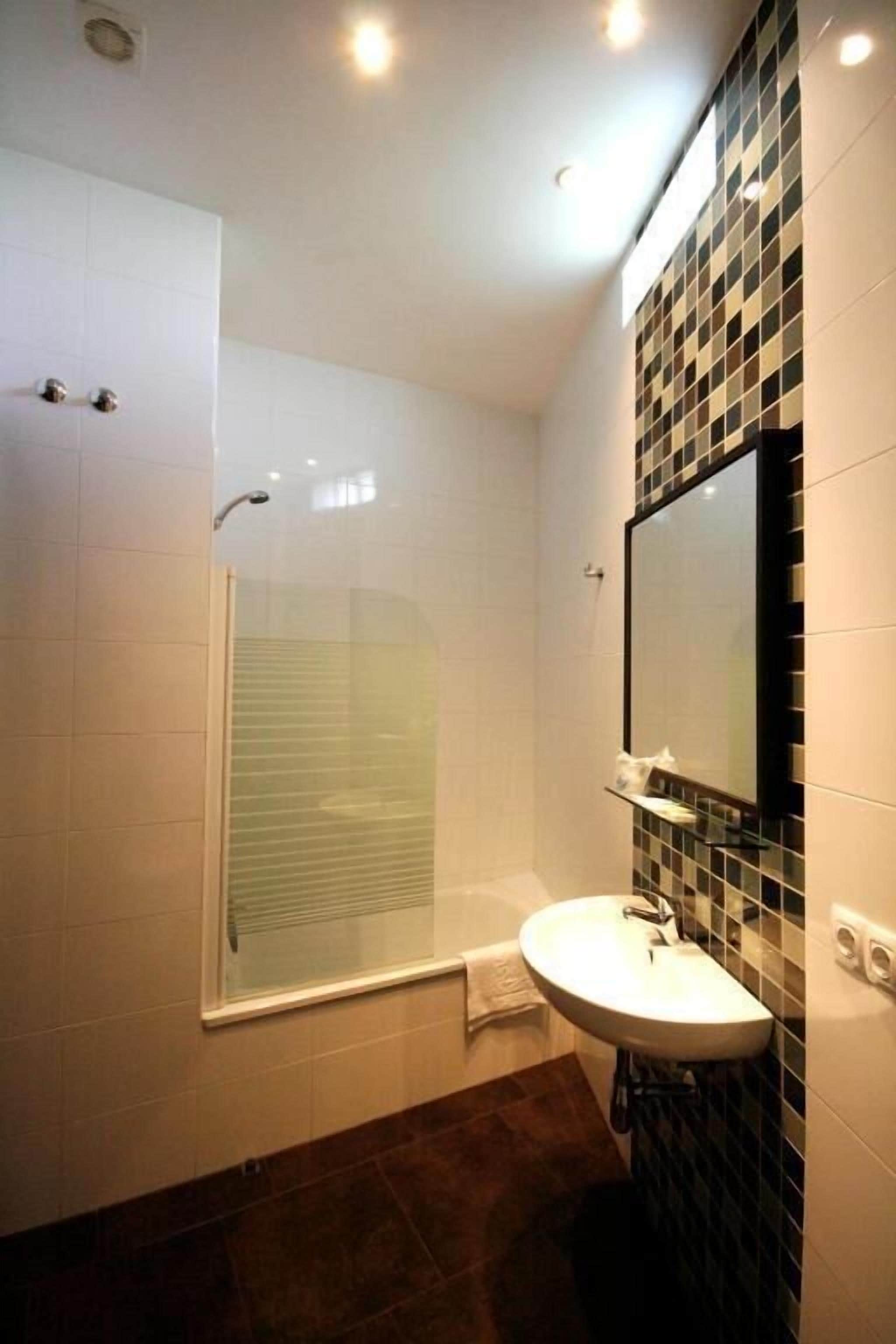 Comfort tweepersoonskamer (Optional 2 single beds or 1 double) | Badkamer | Een haardroger, handdoeken, zeep, shampoo
