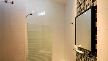 Comfort tweepersoonskamer (Optional 2 single beds or 1 double) | Badkamer | Een haardroger, handdoeken, zeep, shampoo
