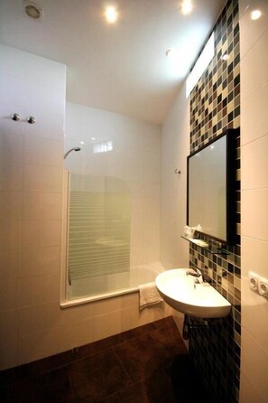 Comfort Double Room (Optional 2 single beds or 1 double) | Bathroom | Hair dryer, towels, soap, shampoo - Hostal Real (San Juan del Puerto)