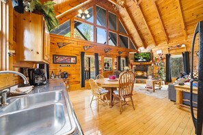 Fridge, oven, dishwasher, coffee/tea maker - Nascar Nation | By Colonial Properties (Sevierville)