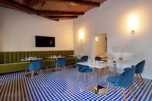 Free daily continental breakfast  - Villa Bellarosa (Sorrento)