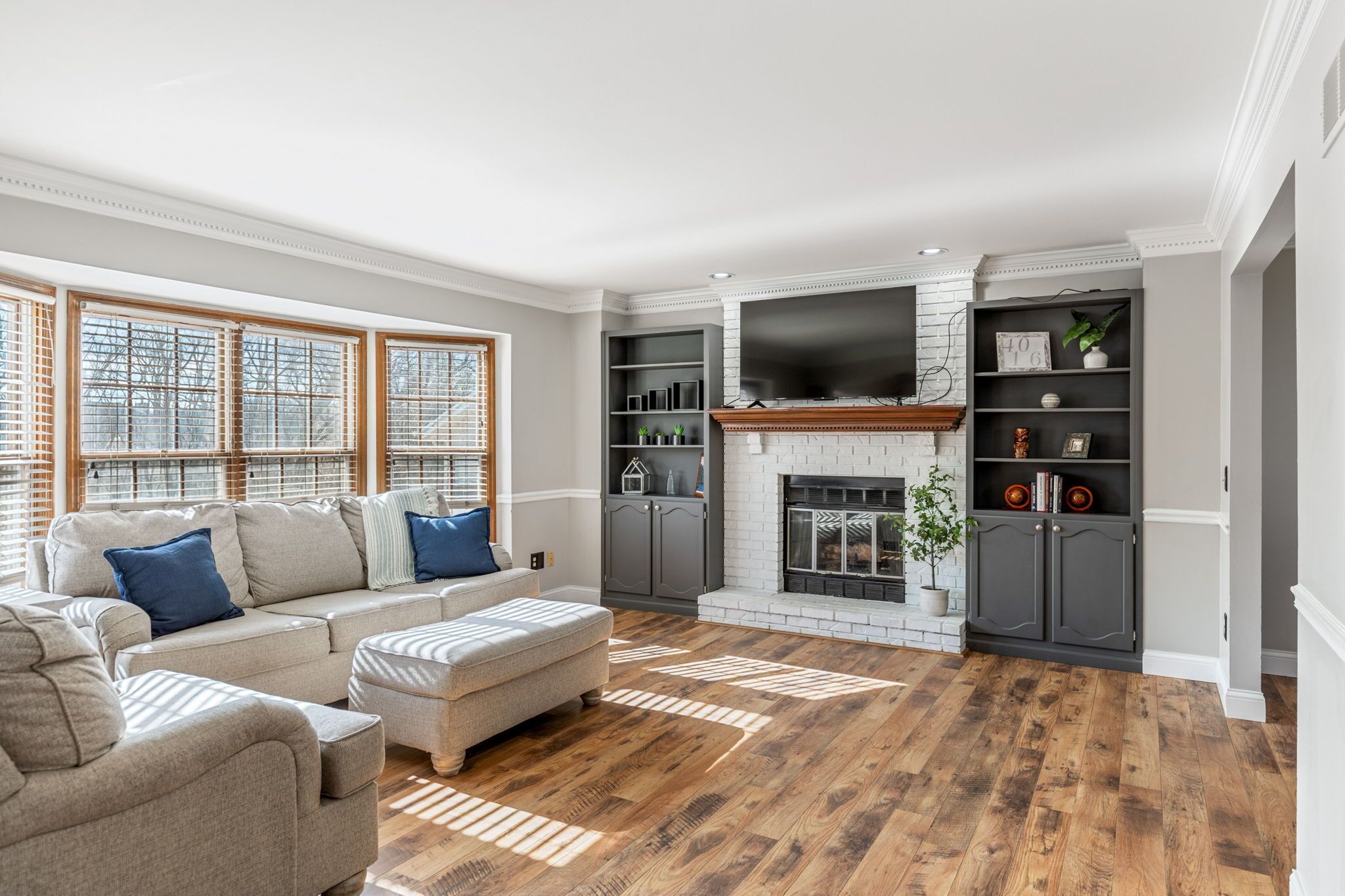 Téléviseur connecté, foyer, livres, bureau