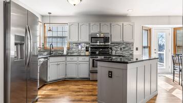 Réfrigérateur, micro-ondes, four, plaque de cuisson