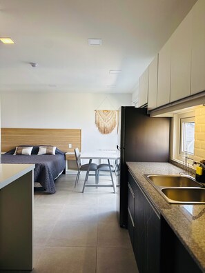 Estudio, vistas al mar (34) | Cocina privada | Frigorífico grande, microondas, horno y placa de cocina