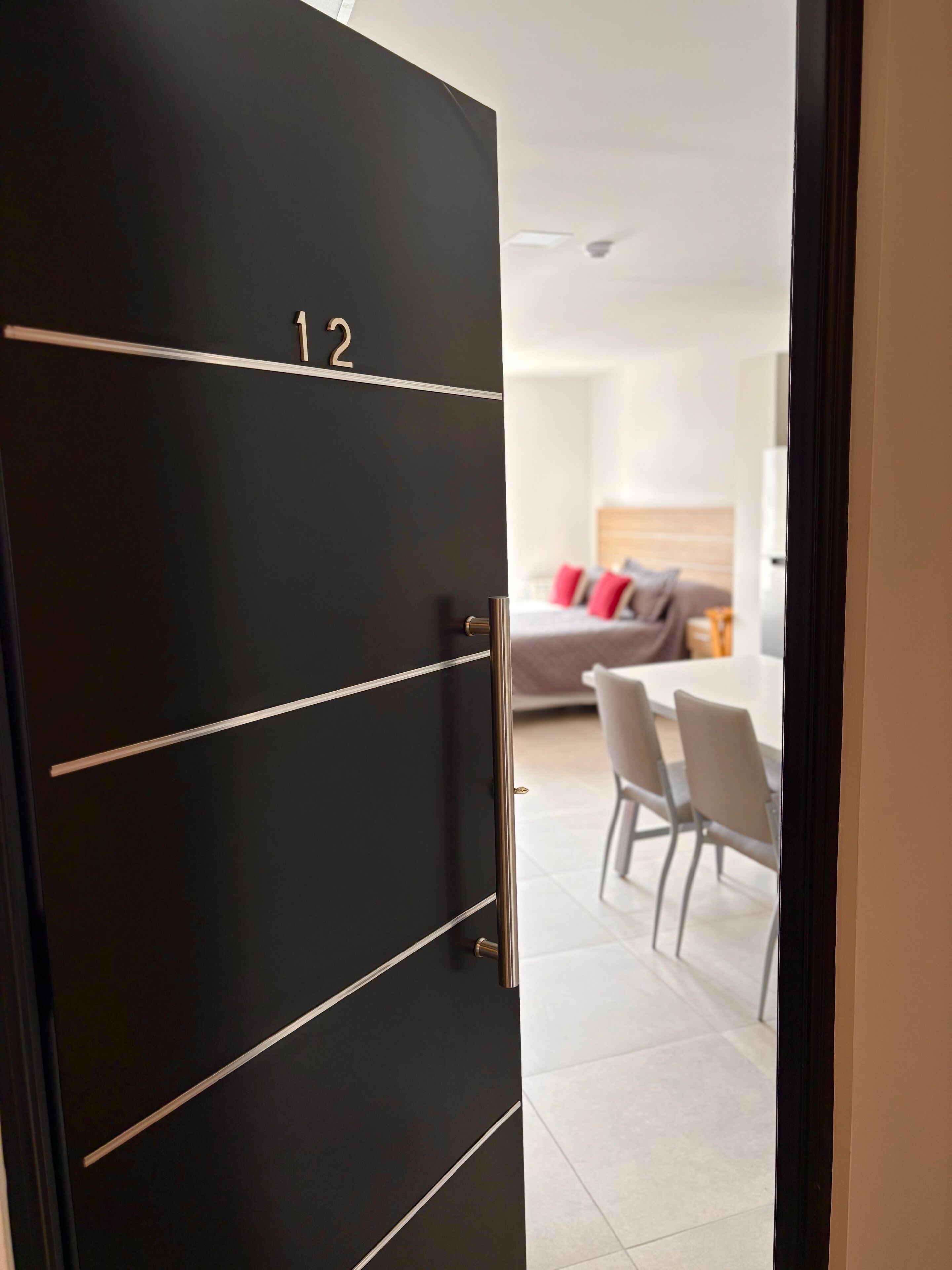 40-英寸智能电视（配备有线频道）、Netflix、收费电影