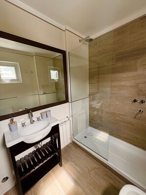 Studio, Mountain View (31) | Bathroom | Shower, rainfall showerhead, eco-friendly toiletries, hair dryer - Gente del Sur - Avenida (Ushuaia)