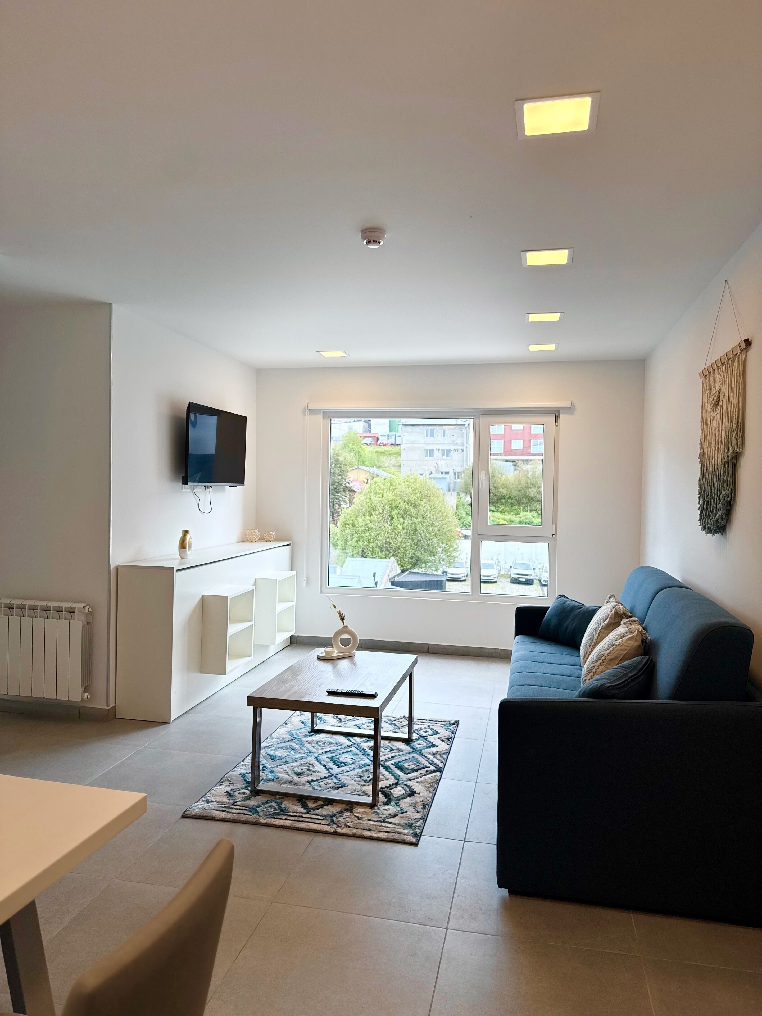 Apartment, 1 Schlafzimmer, Stadtblick (21) | Wohnbereich | 40-Zoll-Smart-TV mit Kabelempfang, Netflix, Pay-TV