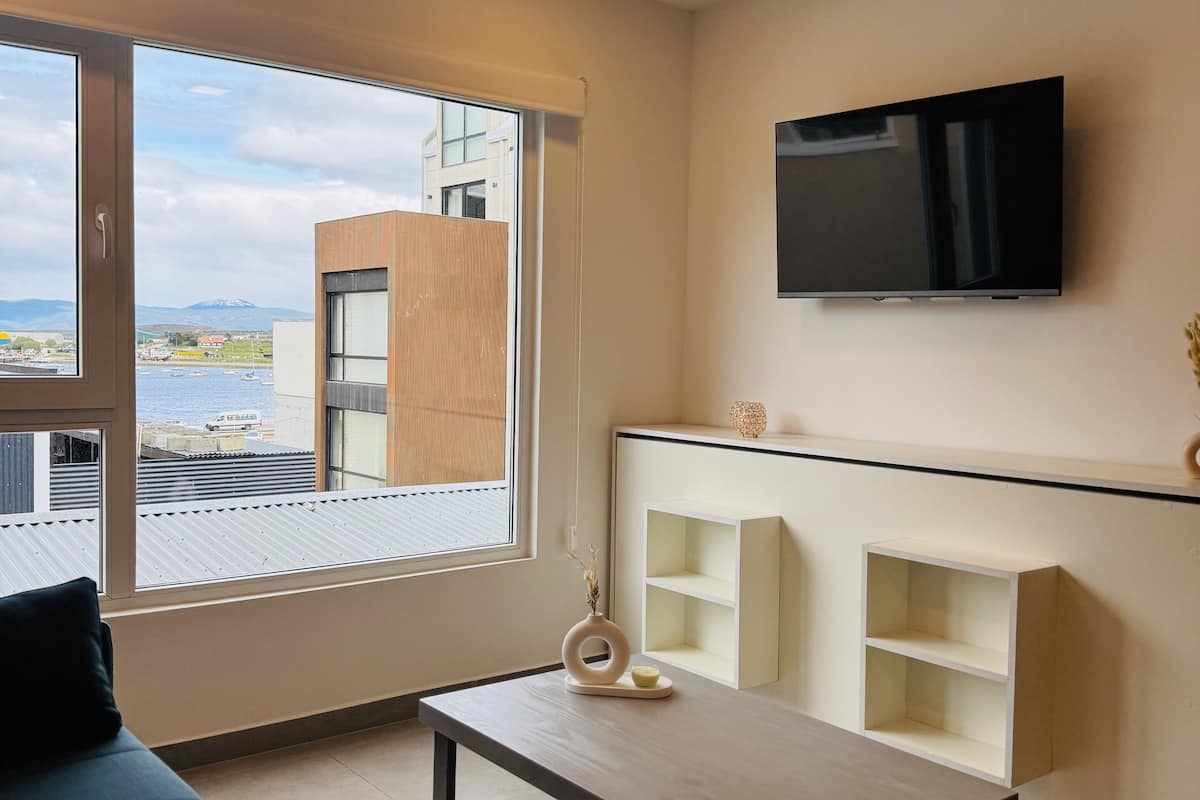 Smart TV 40 polegadas com canais a cabo, Netflix, filmes pagos