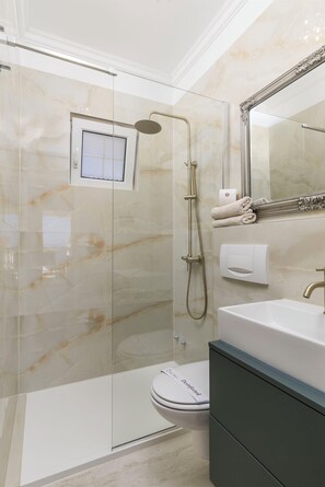 Shower, hair dryer, towels, soap - Villa Chiara Icici Studio Mascagni (Ičići)