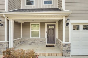 Apartment (3 Bedrooms) | Interior - WFH Setup, Fenced Yard! Spacious Spring Hill Stay (Spring Hill)