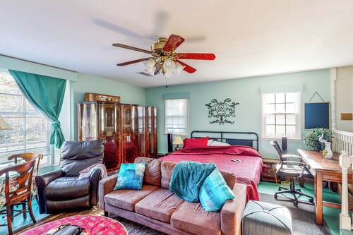 Quiet Studio Backed By Woods, Dog-friendly Yard