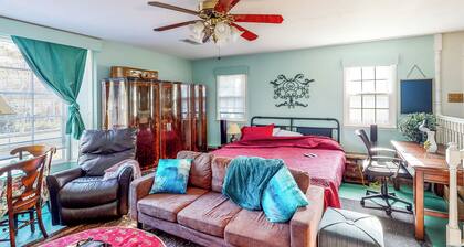 Quiet Studio Backed By Woods, Dog-friendly Yard