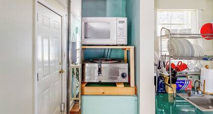 Quiet Studio Backed By Woods, Dog-friendly Yard