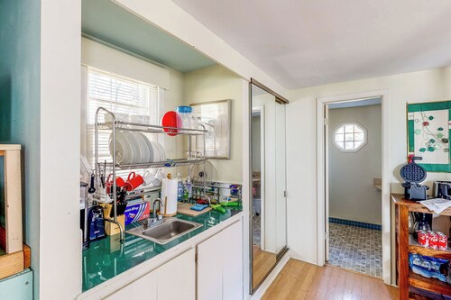 Quiet Studio Backed By Woods, Dog-friendly Yard