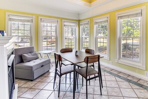 Interior - Pool, Patio & Putting Green: Manchester Getaway (Manchester)